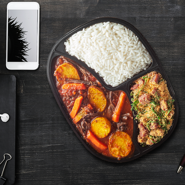 Carne de panela ao molho de vinho com cenoura e batatas, arroz branco e farofa