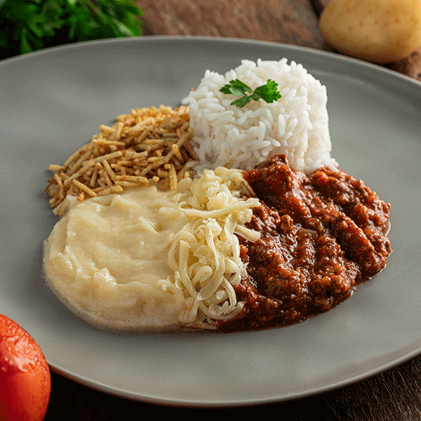 Escondidinho de carne moída com queijo ralado, arroz branco e batata palha