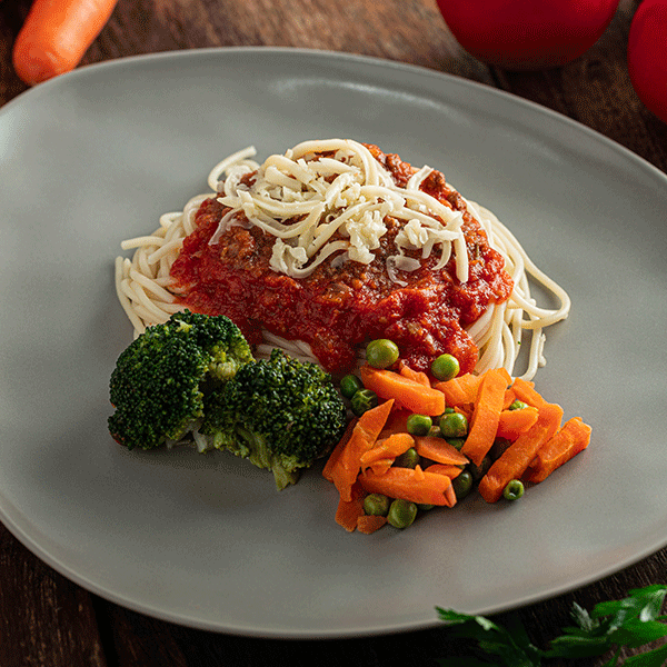 Macarrão á Bolonhesa com molho de tomate artesanal e vegetais